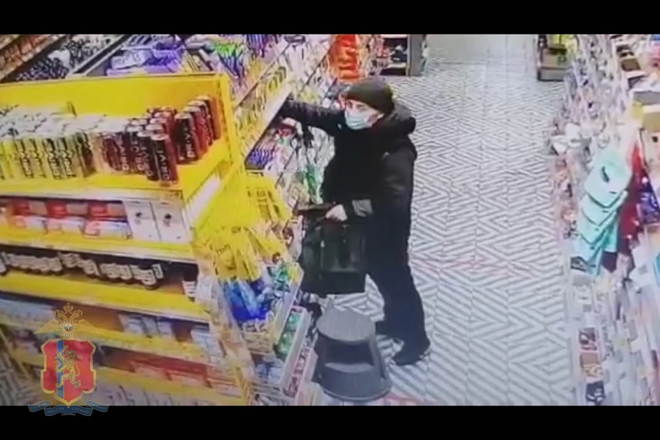 В Ачинске любитель сладостей под прицелом камеры украл из магазина 95 плиток шоколада. Стоп-кадр видео