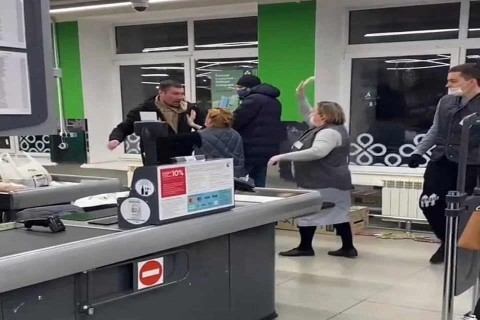 Остановить беспредел смогли женщины-продавцы. Фото: скрин с видео ТГ-канала "Свет Екатеринбург"