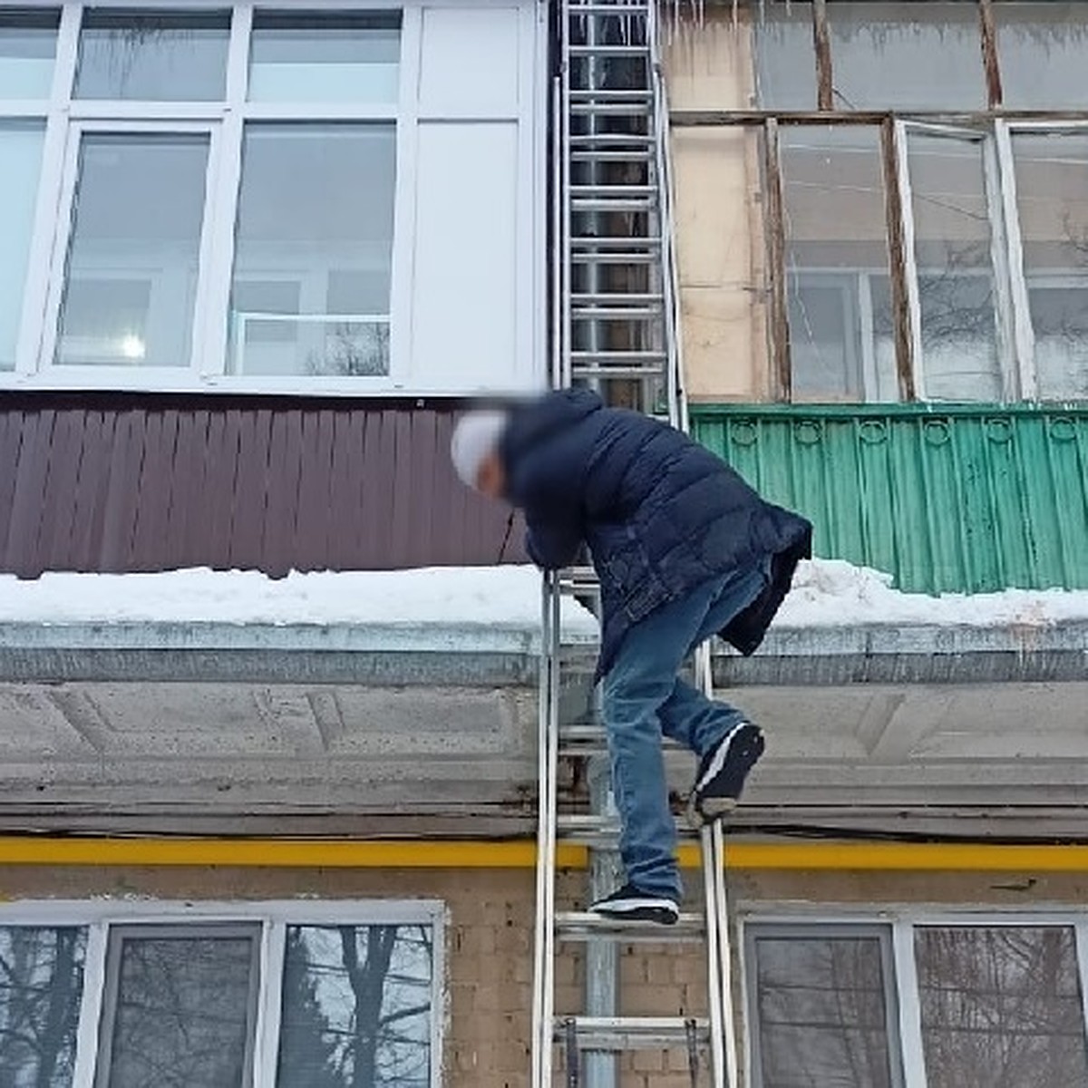 В Казани мужчина застрял на водосточной трубе между балконами - KP.RU