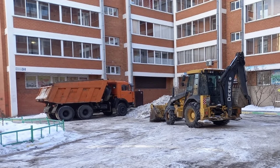 Почти 350 дворников убрали снег в Свердловском округе в Иркутске
