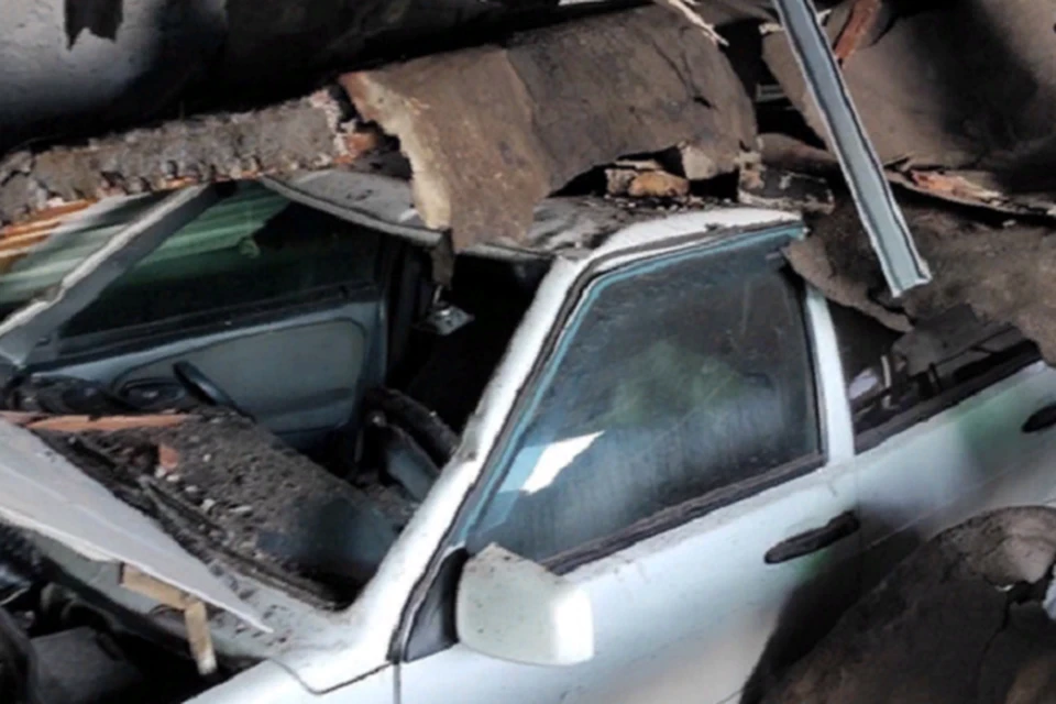 В результате взрыва на машину обрушились стены и крыша гаража. Фото: МЧС ЛНР