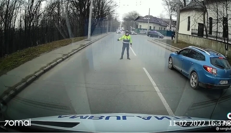 В центре Кишинева полицейский не пропускал "скорую" ради проезда правительственного кортежа (Фото: скрин с видео).