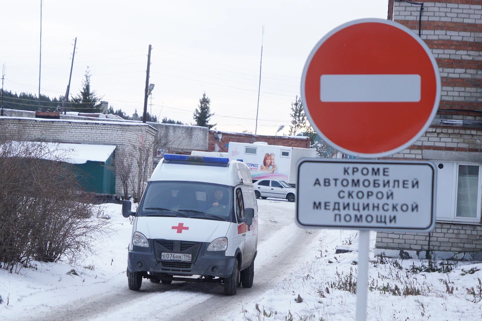 Нижегородские волонтеры шесть часов вытаскивали застрявшую в снегу «скорую».