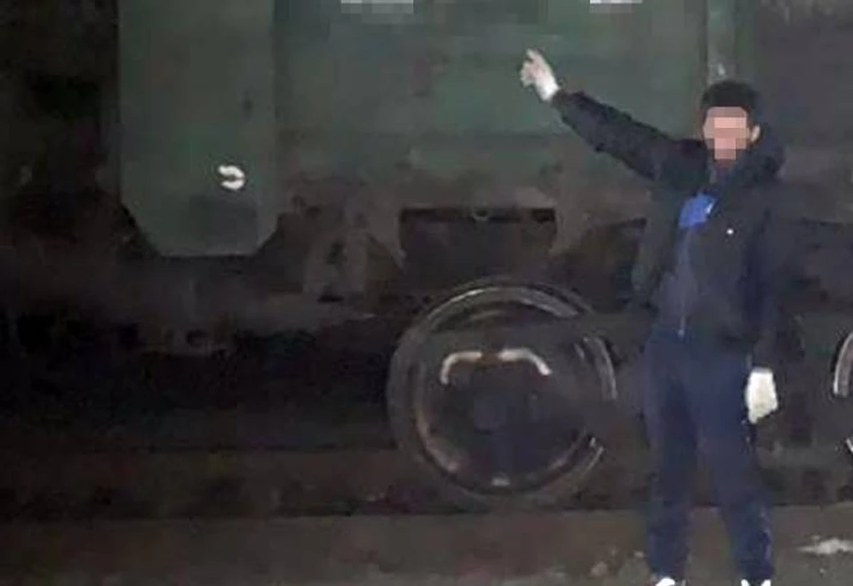 Подозреваемый во врем следственных действий показал, как выгружал чугун из поезда. Фото: пресс-служба УТ МВД по СКФО