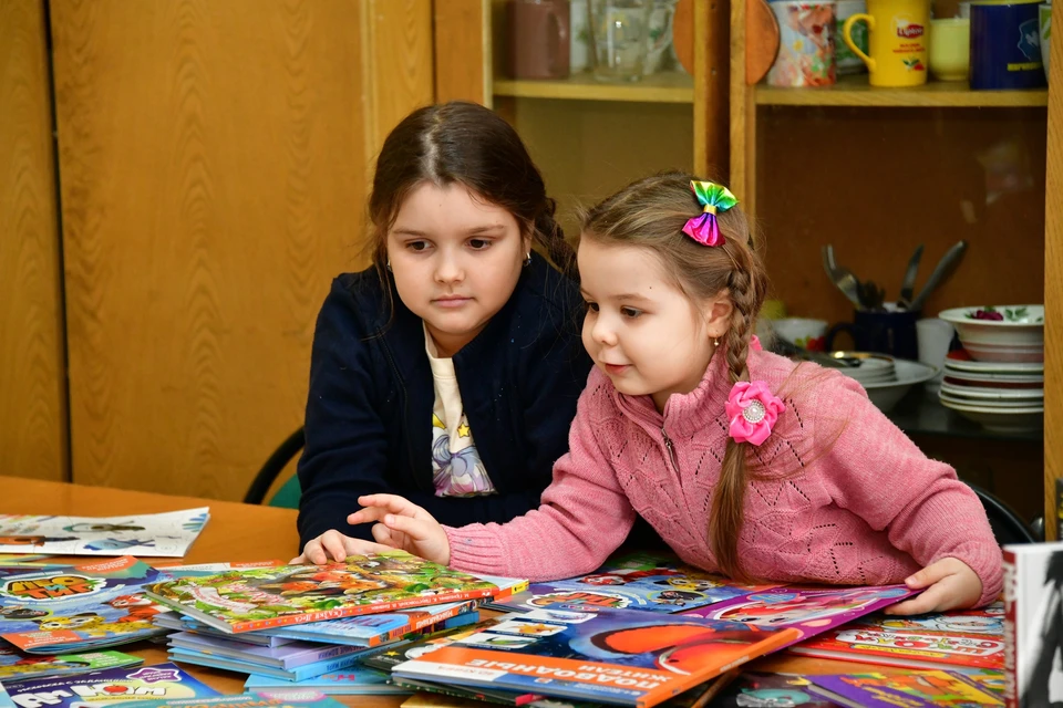 Ребята внимательно изучали познавательные журналы и комиксы. Фото: Сызранский НПЗ.