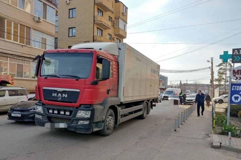 Грузовик наехал на пешехода. Фото: пресс-служба УГИБДД по Краснодару