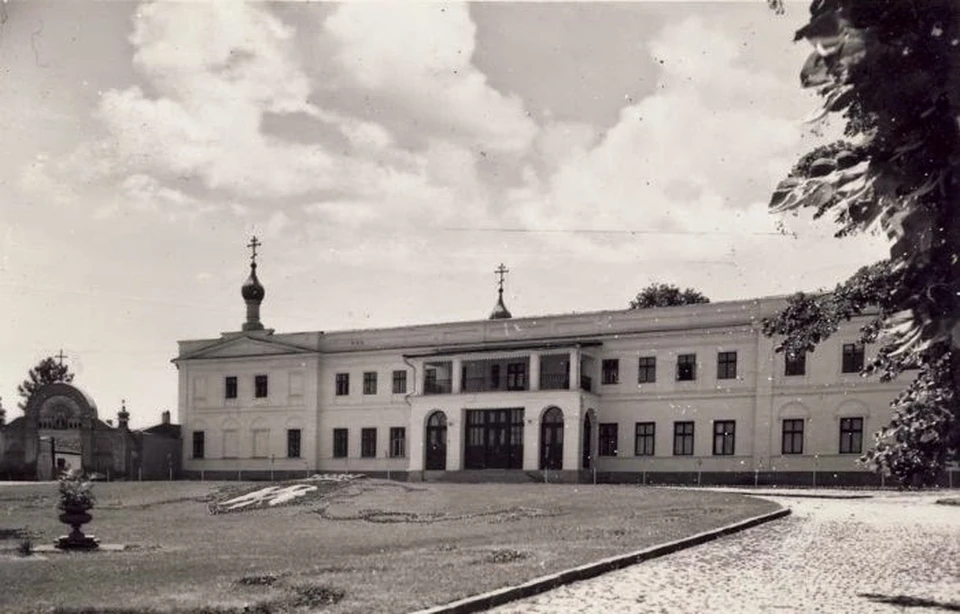 Архиерейский дом на месте современного здания правительства в Кишиневе - таким был центр молдавской столицы. Фото 1930 г.