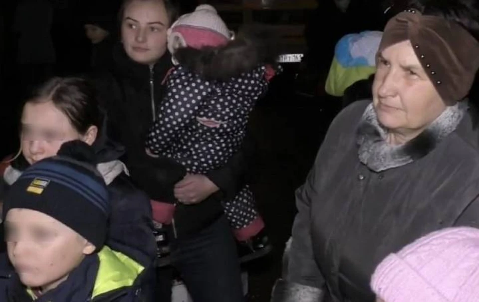 Среди эвакуированных - женщины, дети, пожилые. Фото: Александр Кочетов