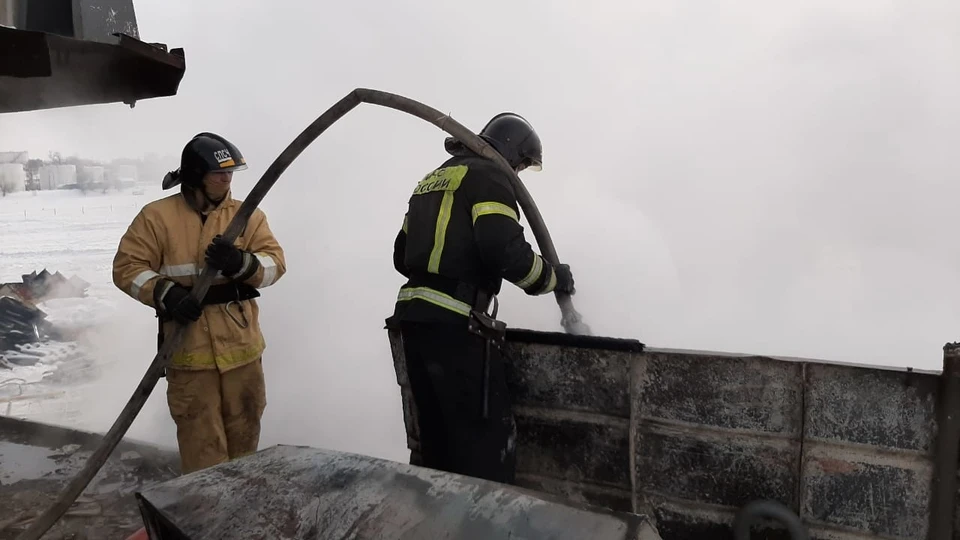 В Хабаровске сгорело судно на пристани в районе полуострова Заячий