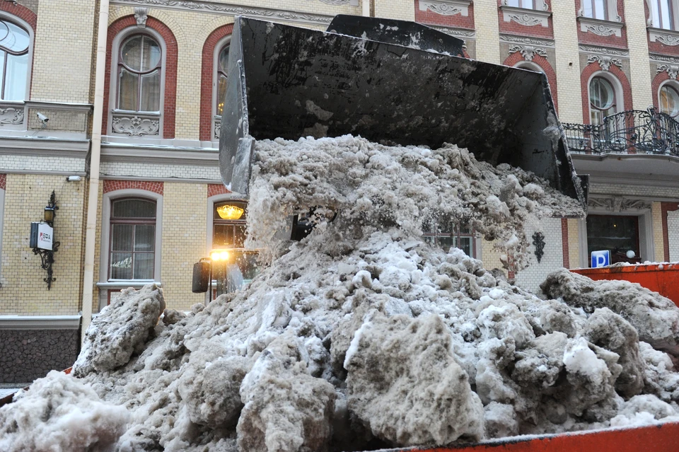 Санкт-Петербург занял заслуженное последнее место по качеству уборки снега в социологическом опросе.