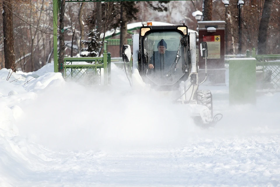80 спецмашин устраняют последствия снегопада в Иркутске 20 февраля