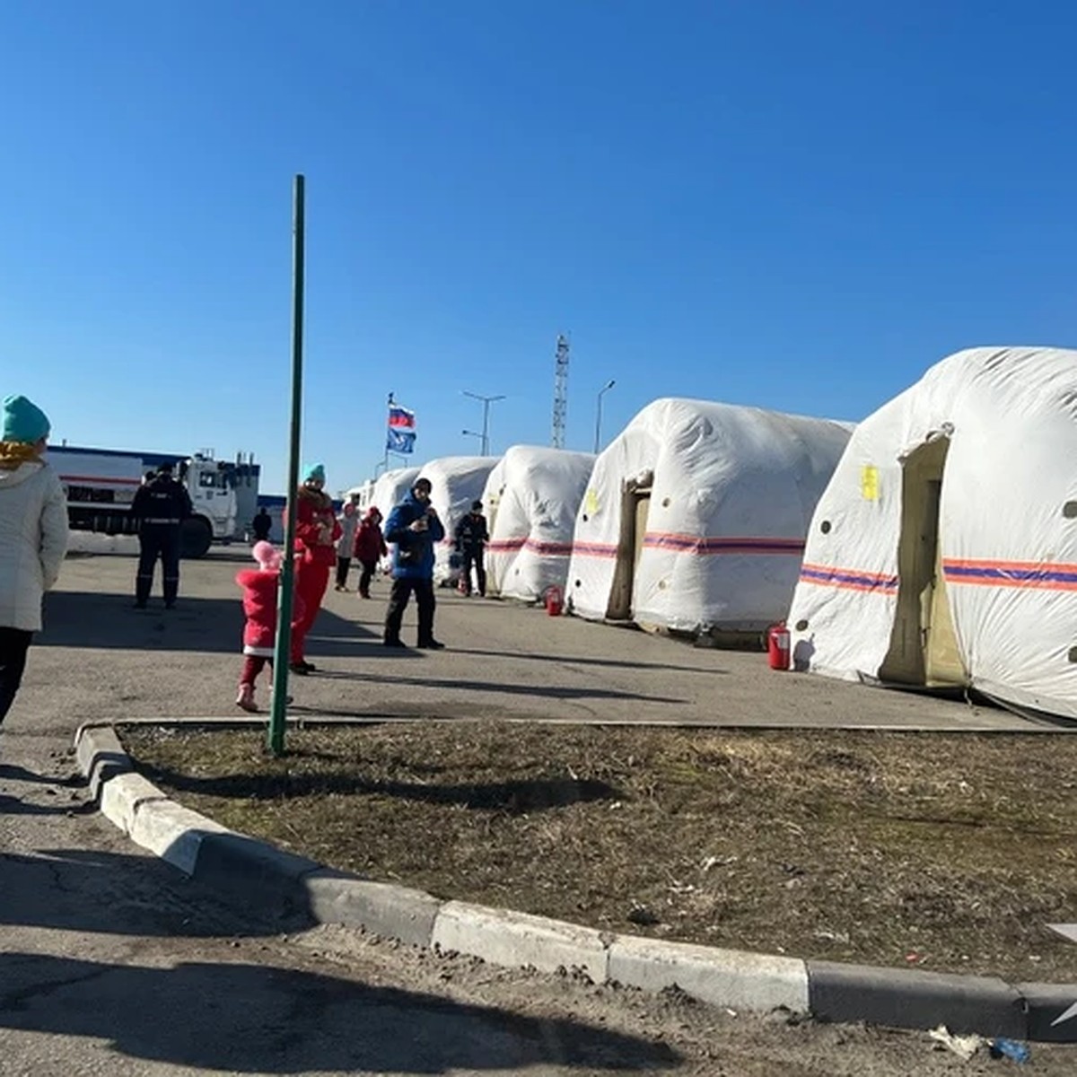 В Екатеринбурге открылся пункт сбора гуманитарной помощи для беженцев  Донбасса - KP.RU