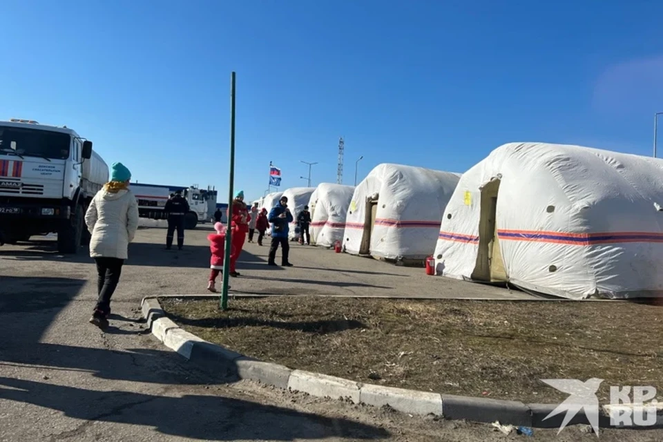 Лагерь для беженцев, развернутый МЧС на погранпереходе.