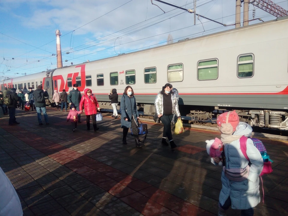 Высадка беженцев, прибывших поездом из Таганрога
