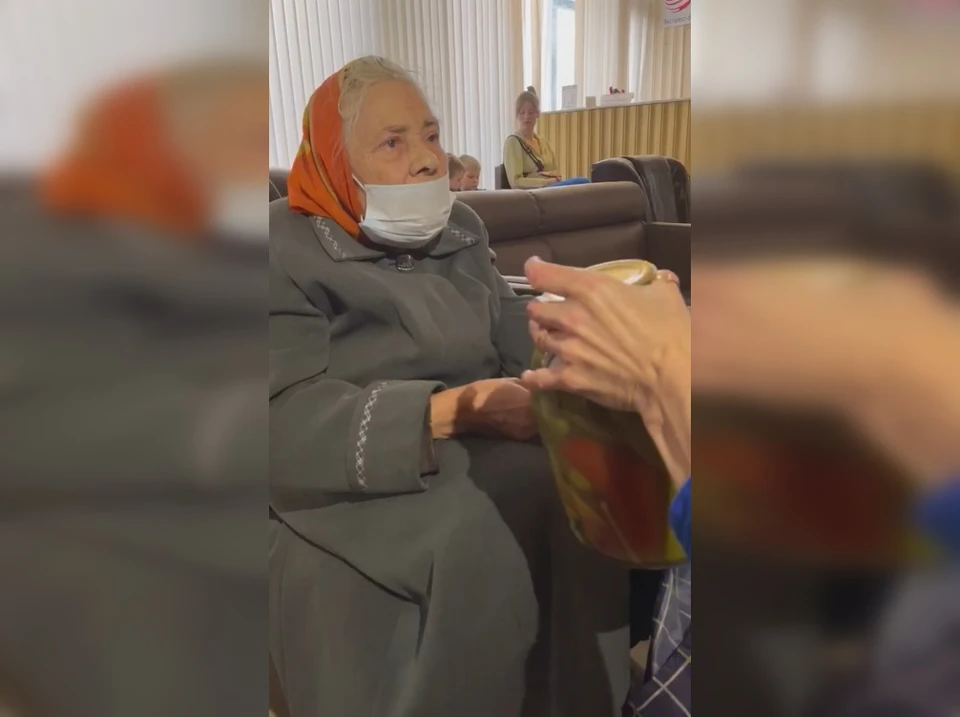 Пенсионерка не смогла остаться в стороне от чужой беды. Кадр с видео администрации Волгоградской области.