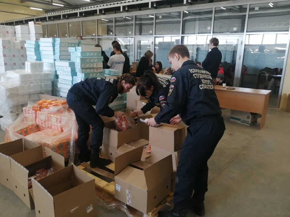 В Ростове волонтеры круглосуточно трудятся, чтобы доставить беженцам ДНР и ЛНР продукты и вещи.