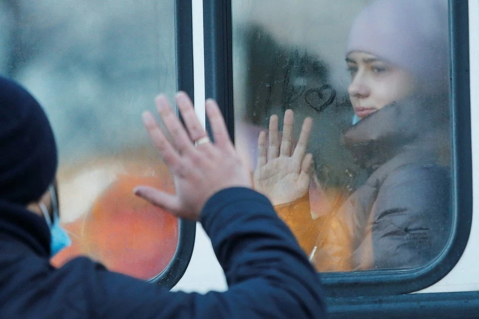Эвакуированных граждан Донбасса доставляют в Россию на автобусах и размещают в пунктах временного пребывания.