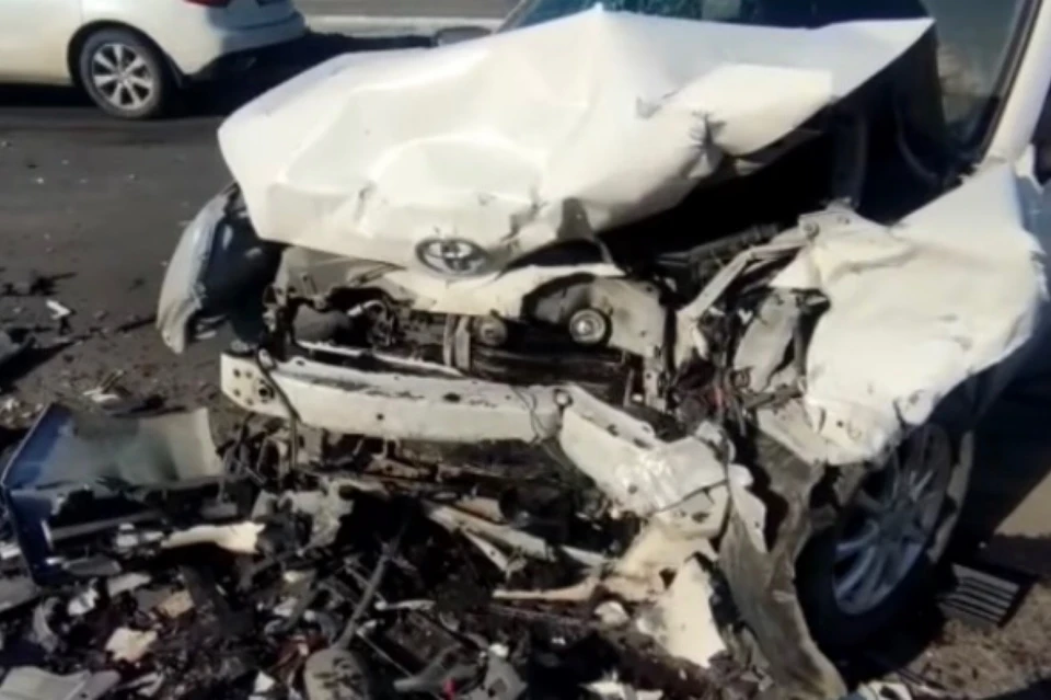 Водитель Toyota Probox не справился с управлением и на скорости влетел в Toyota Prius. Фото: instagram.com/dpskontrol_125rus