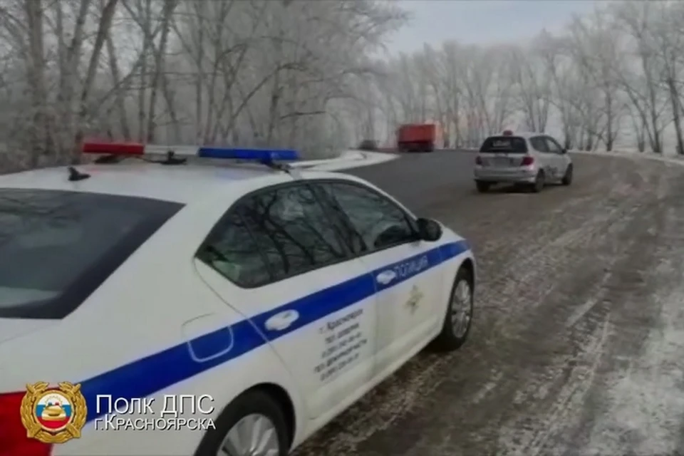В Красноярске инспекторы ДПС задержали пьяного таксиста с пассажиром. Стоп-кадр видео
