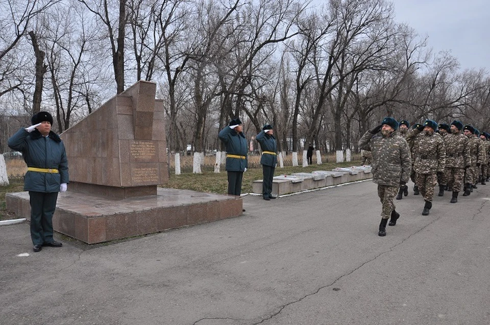 Мемориал представляет собой гранитное сооружение, символизирующее дзот, и справа 11 мраморных плит с фамилиями бойцов. Точнее, их было 11. А стало 12.