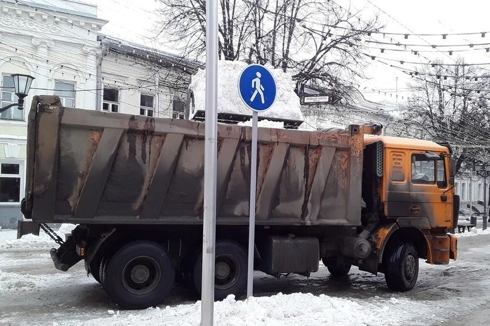 Администрация Рязани заявляет, что городские службы свозят снег исключительно в Хамбушево, но горожане стали замечать стихийные "полигоны".