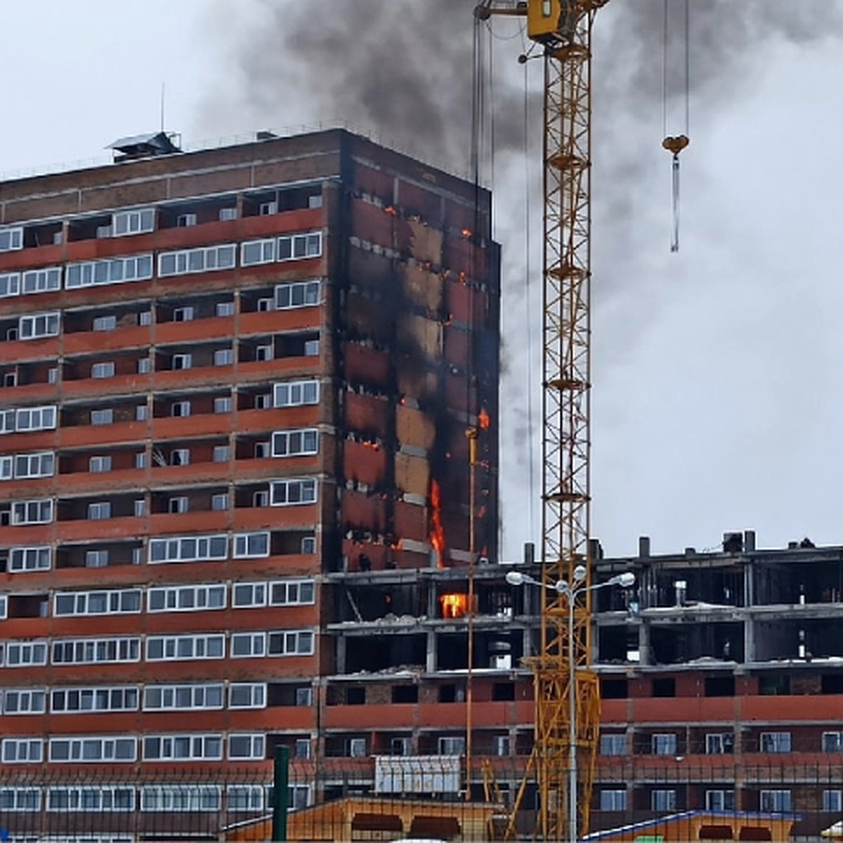 В Кирове загорелся строящийся дом в микрорайоне Урванцево - KP.RU