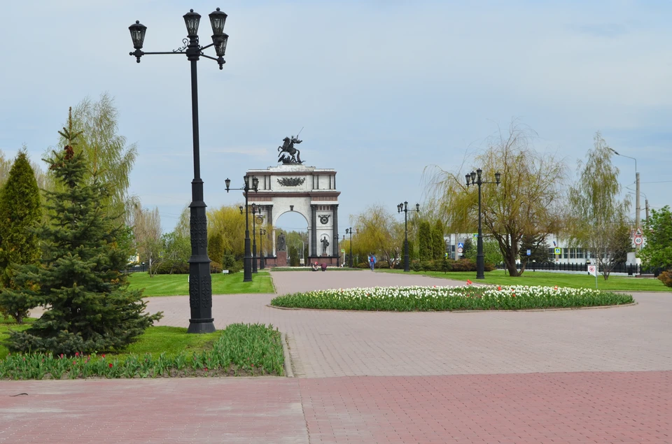 Молодежь собралась на Триумфальной Арке