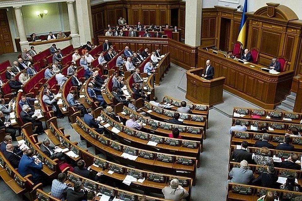 Верховная Рада ввела режим ЧП на Украине