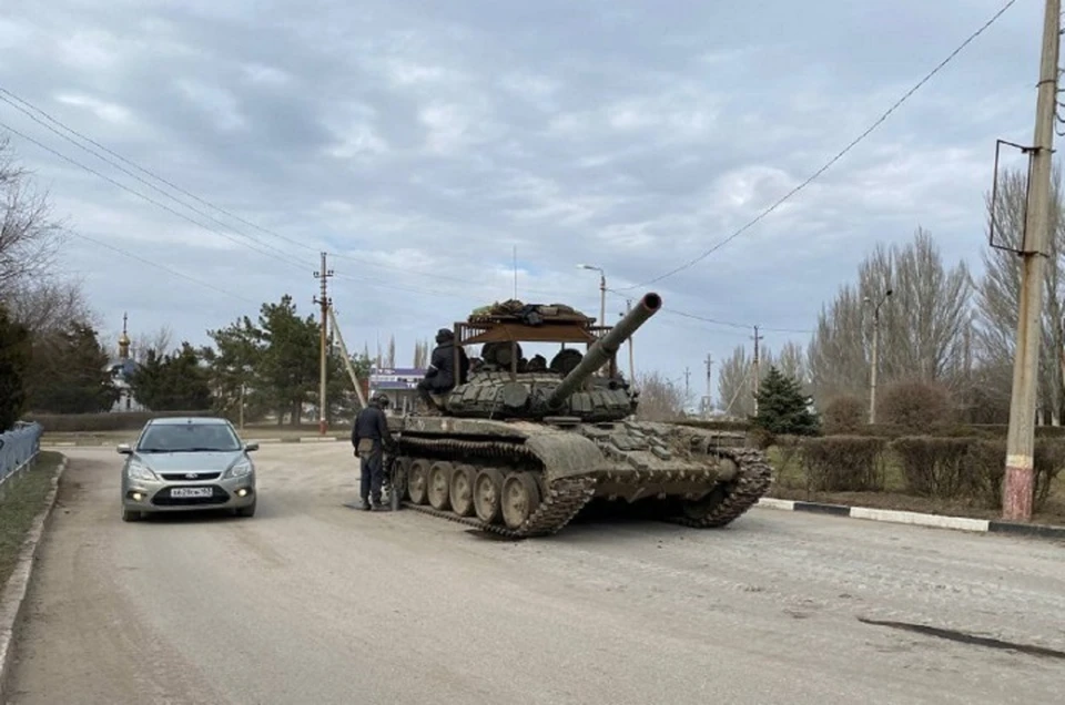 На улицах в Армянске можно увидеть военную технику