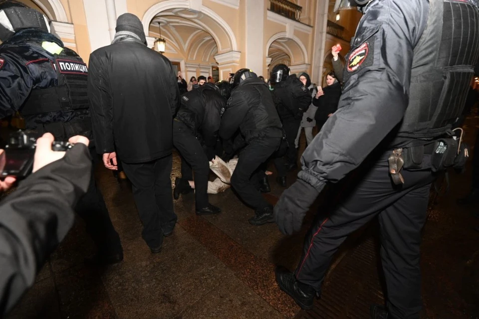 Жесткие задержания участников незаконного митинга проходят в Петербурге