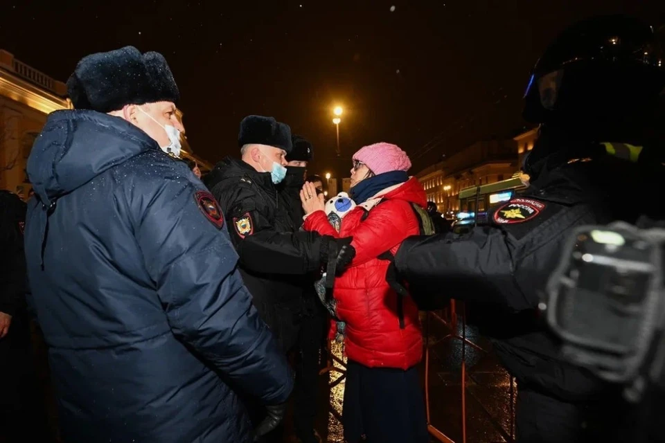 Полицейские рассказали о женщине с младенцем на несанкционированной акции в Северной столице