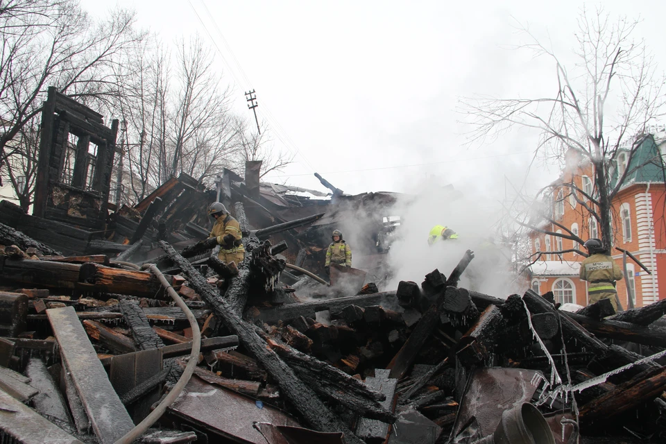 Пожарные продолжают тушить огонь в деревянном здании в Хабаровске