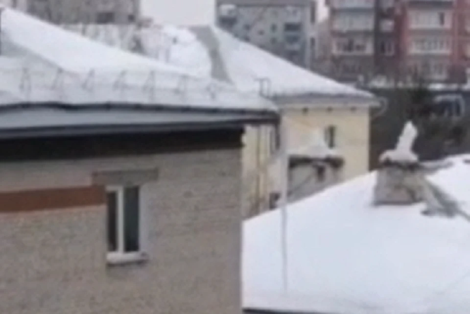 Жителей Хабаровска пугает гигантская сосулька Фото: скриншот из видео