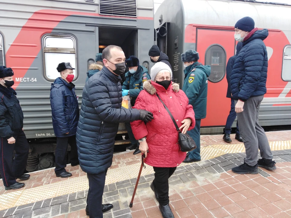 22 февраля беженцы с Украины приехали в Белгород на поезде. С 24 февраля они идут пешком.