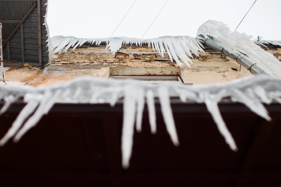 Лед подстерегает челябинцев на поверхности асфальта и крышах зданий