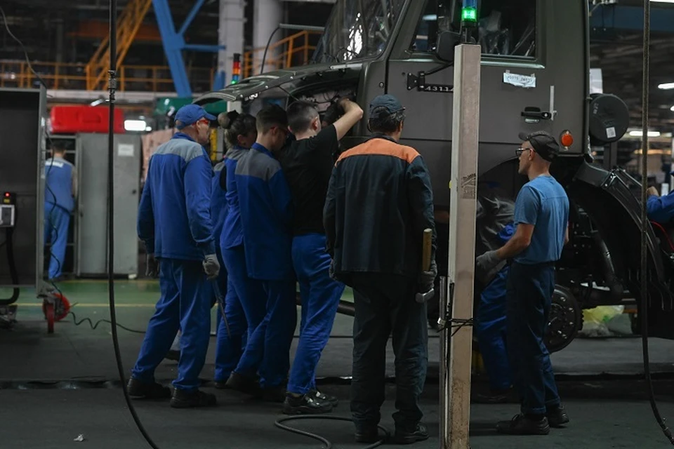 Гендиректор завода пообещал рабочим поддержку. Фото: president.tatarstan.ru