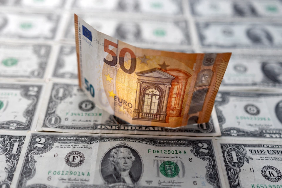 Рубль укрепился к доллару и евро