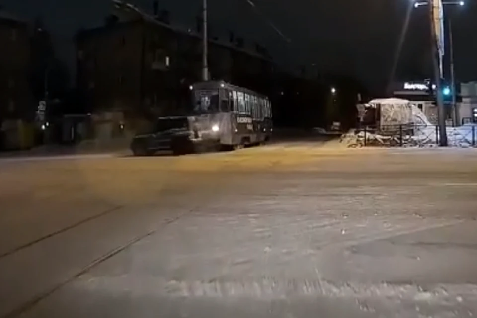 В Новосибирске внедорожник столкнулся с трамваем. Фото: стоп-кадр.