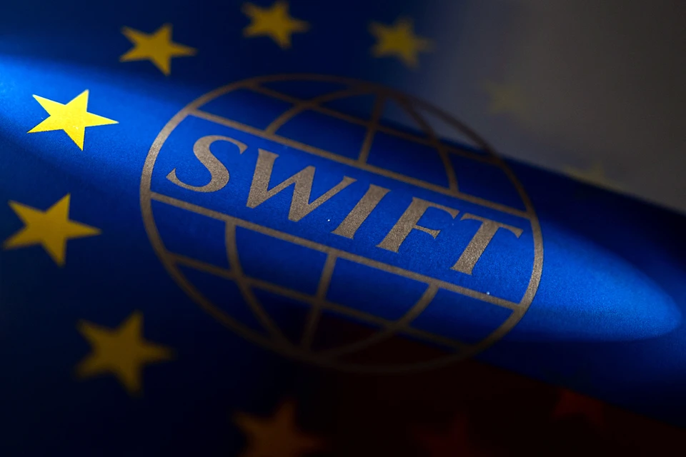 Семь банков отключают от SWIFT.