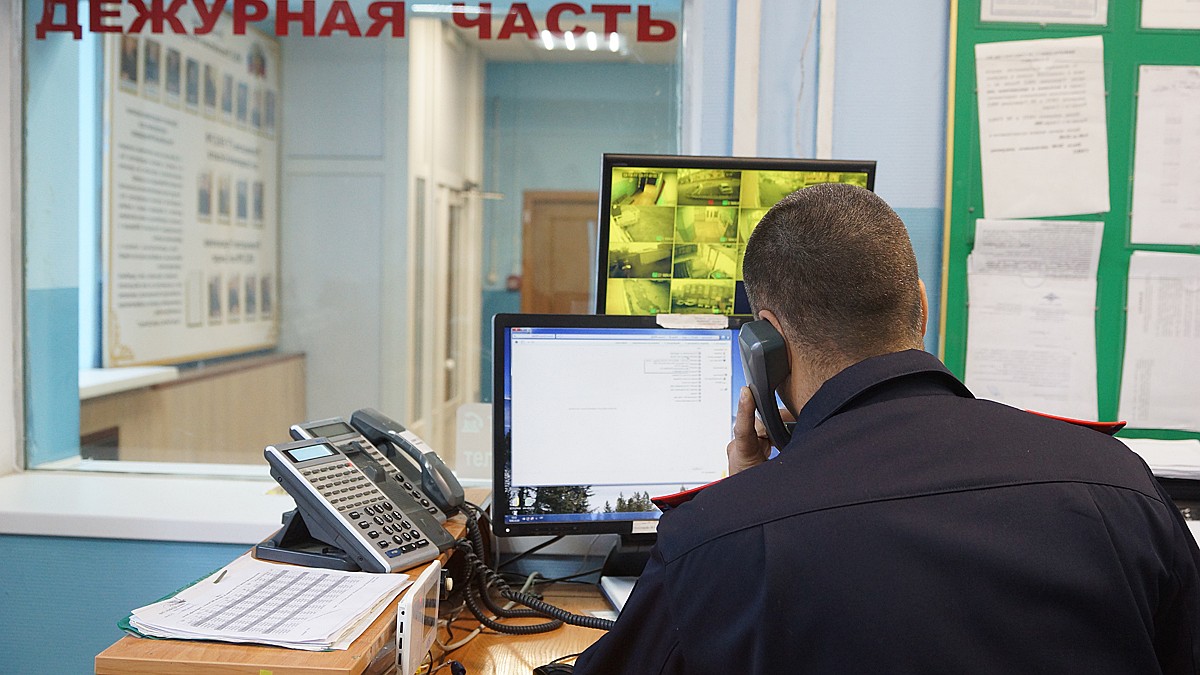 Она сама надела на меня наручники». В Москве подставная девушка помогла  ограбить афганца - KP.RU