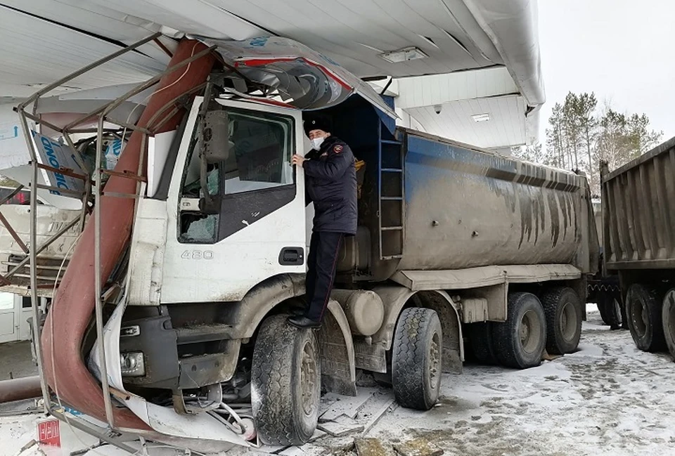 При повороте на АЗС, водитель не справился с управлением, въехал в топливно-раздаточную колонну. Фото: пресс-служба ГИБДД по Свердловской области