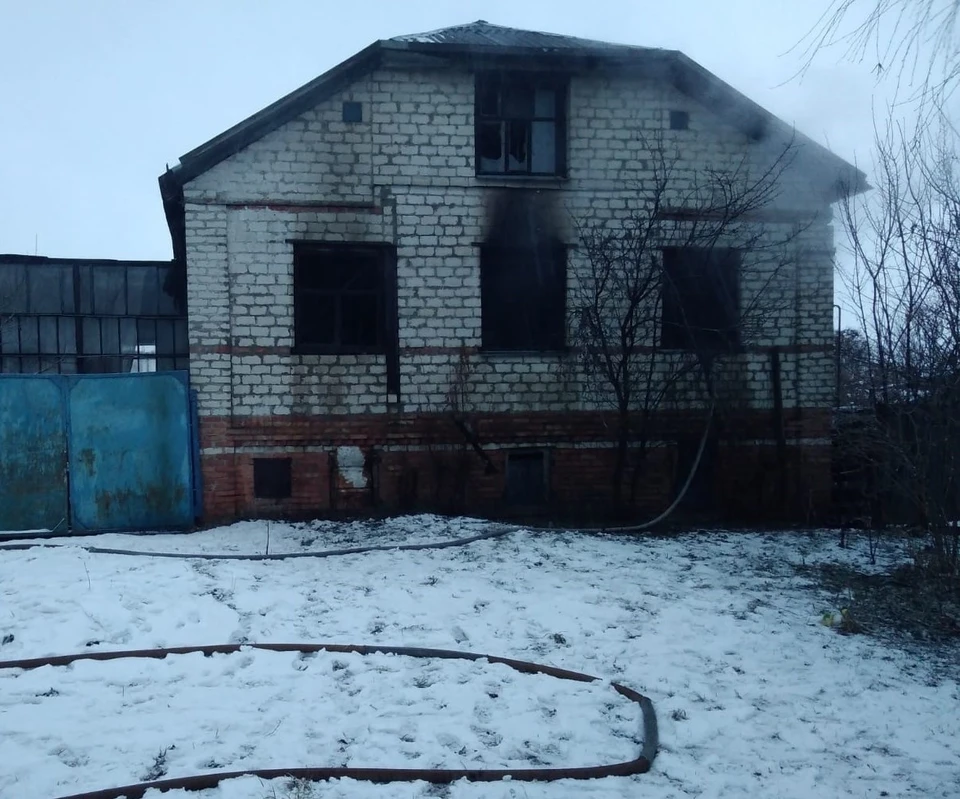 Спровоцировать возгорание могло нарушение правил пожарной безопасности при эксплуатации бытовых электроприборов.