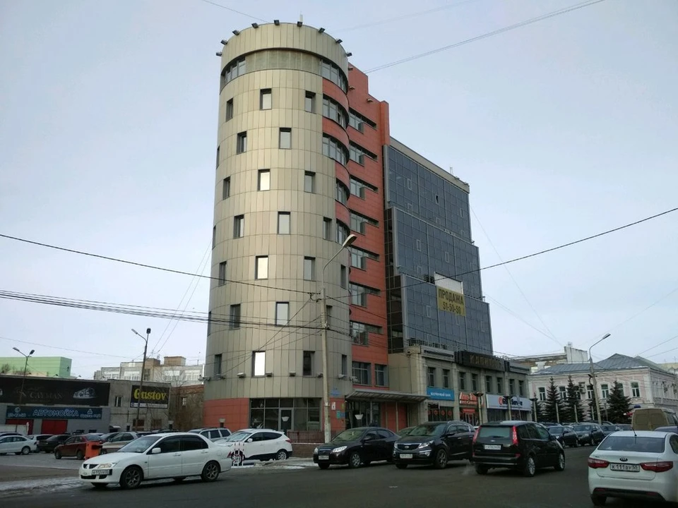Здание в самом сердце города Омска собирались продать почти за 40 млн рублей, а удалось только за тридцать с небольшим. Фото: yandex.maps.