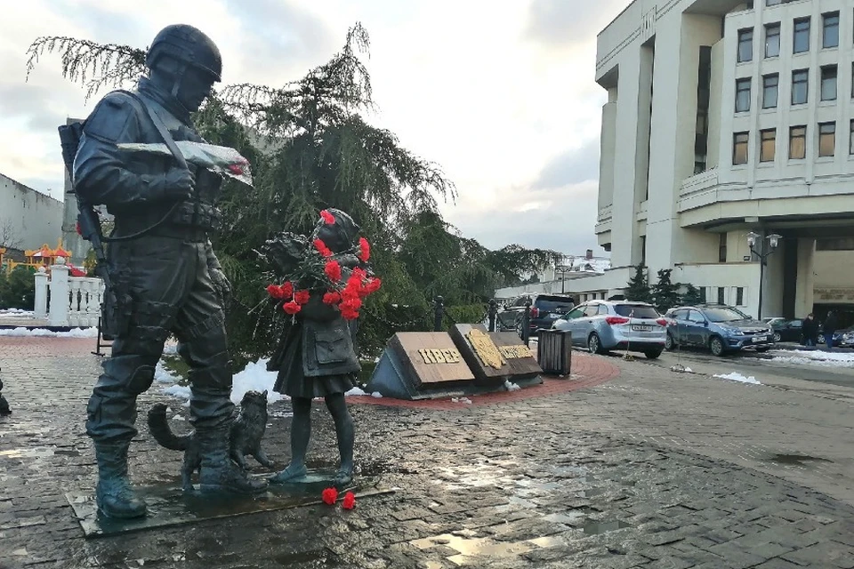 Крымчане украшают памятник Вежливым людям в Симферополе свежими цветами.