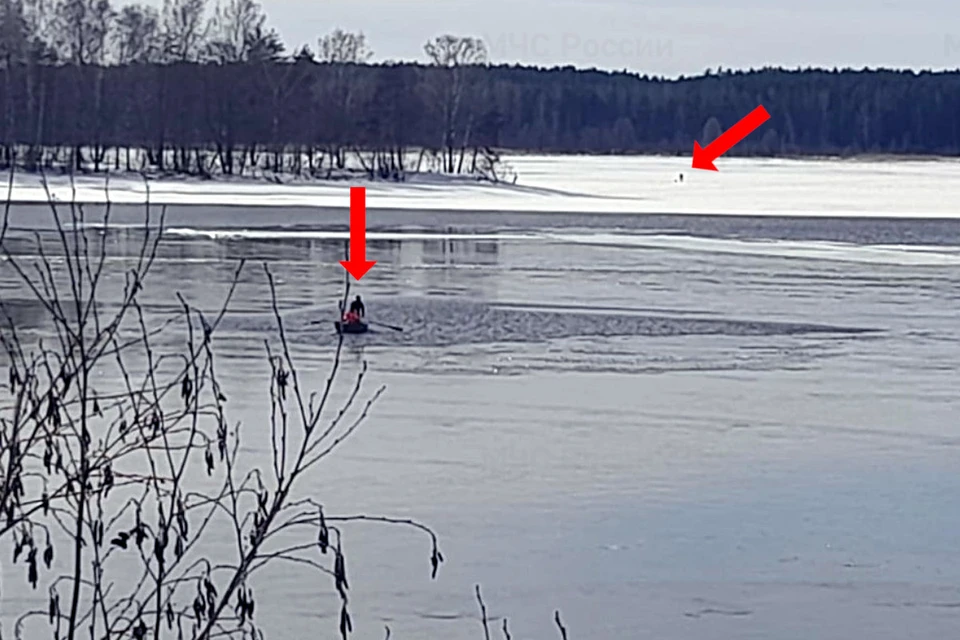 Стрелками помечены лодка со спасаемым рыбаком и, вдалеке, ещё один рыбак. Фото: ГУ МЧС России по Тверской области