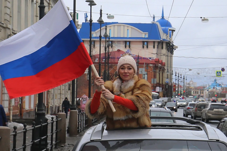 Десятки машин проехали по городу в знак поддержки российской армии. ФОТО: пресс-служба Администрации Томской области