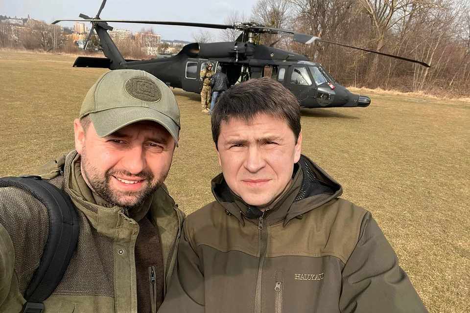 Руководитель фракции правящей партии Украины "Слуга народа" Давид Арахамия (слева) прибыл на переговоры с Россией в бейсболке.