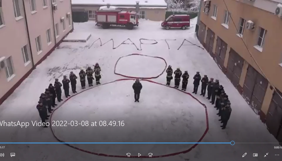 Поздравление женщинам вышло оригинальным. Фото: кадр с видео ГУ МЧС России по Воронежской области.