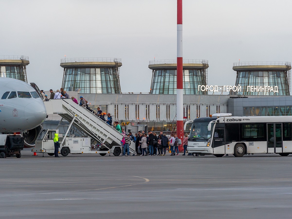 Самолет экстренно сел в аэропорту Пулково из-за сообщения о минировании -  KP.RU