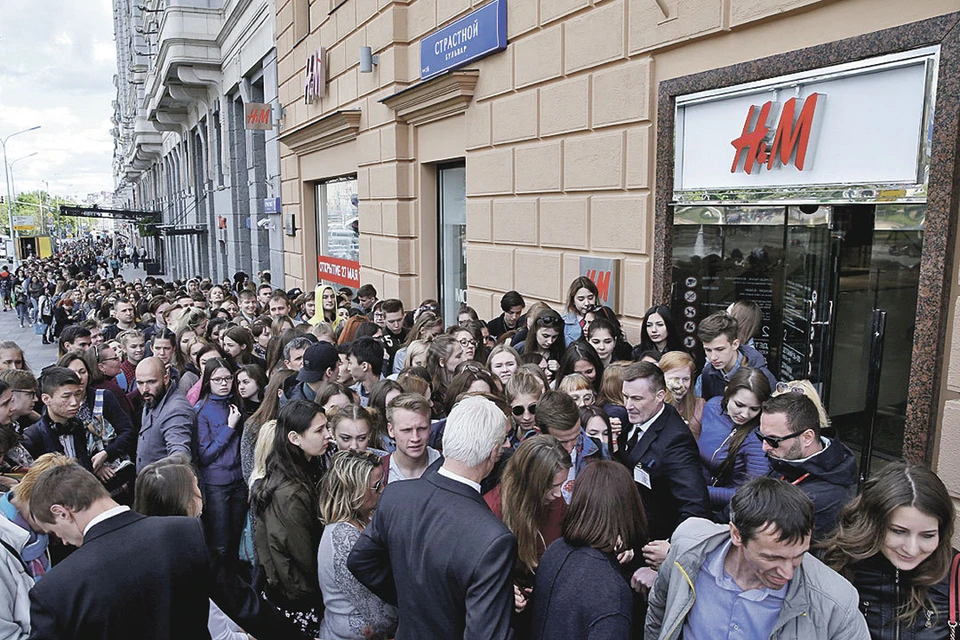 Такие очереди москвичи выстаивали еще 5 лет назад - во время открытия в столице иностранных брендовых магазинов. Теперь эти магазины уходят один за другим. Что взамен? Зависит от нас.